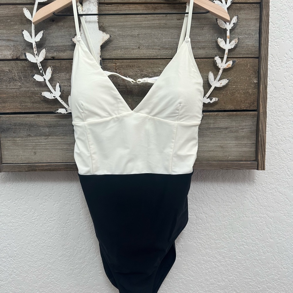 Summersalt Black and White Wave One piece Swimsuit size 10โ NWT